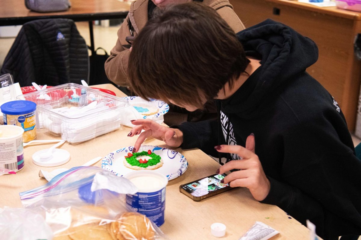 12.18.24
Student Kylie Poling decorating cookie for Art club 