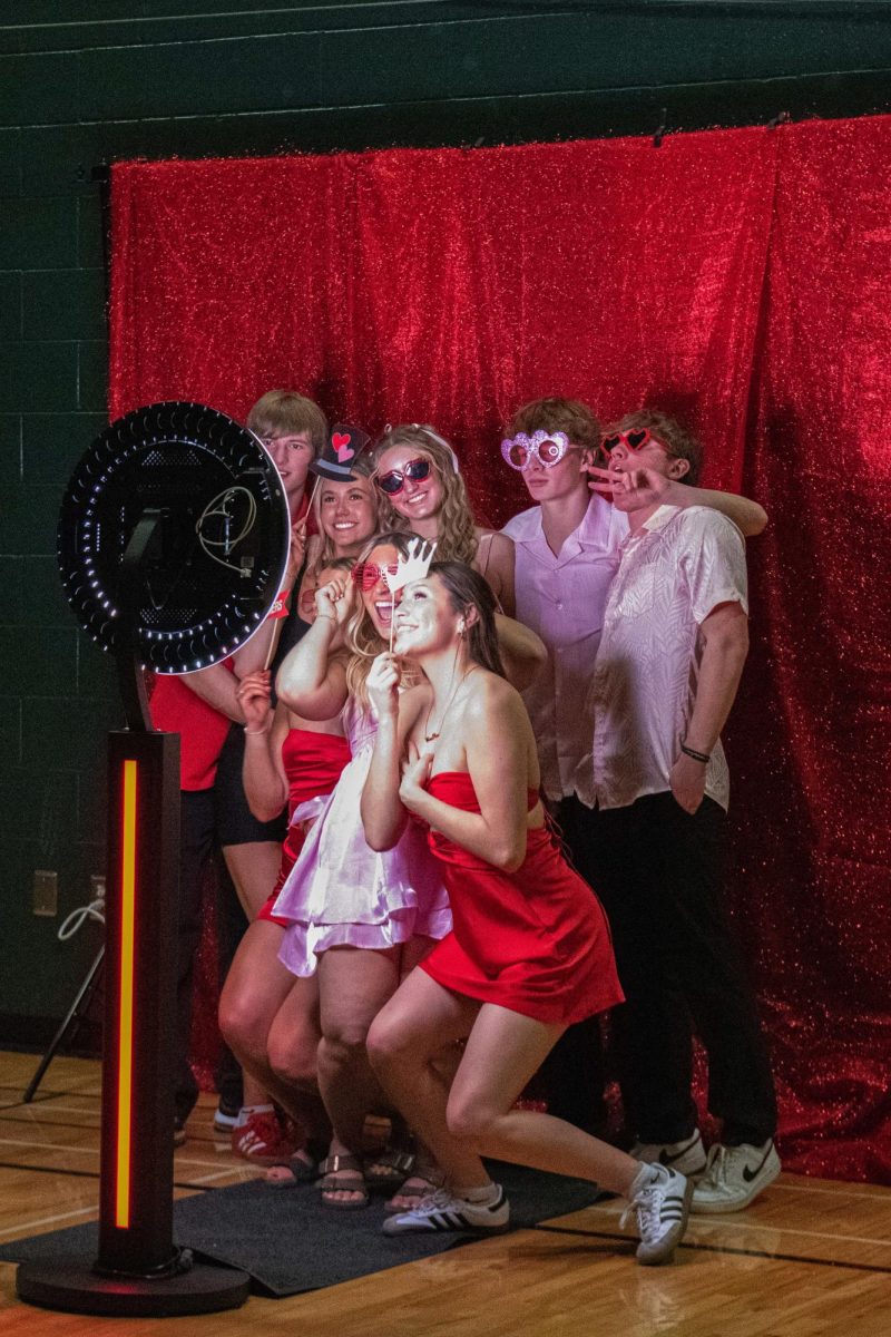 2.22.25
Students gathered at photo booth for a group photo at the sweethearts dance.