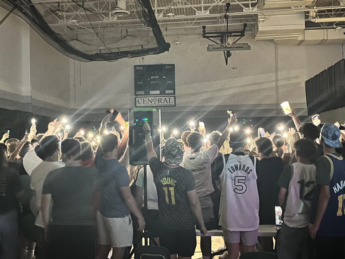 9.19.25
BCCHS Students surround HOCO king and queen