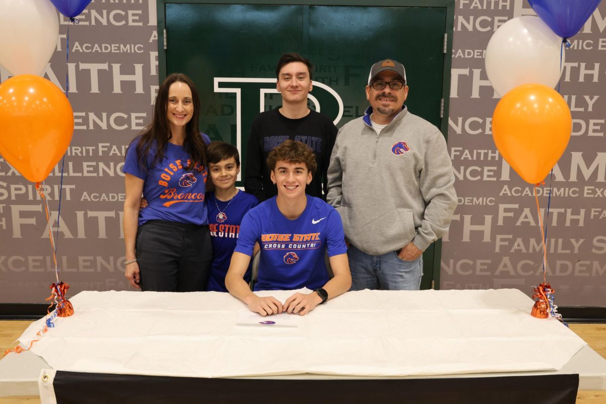 12.10.25
Senior, Greyson Piseno and his family as he signs to Boise State.